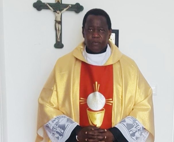 Lettre Ouverte de l’Abbé André Latyr Ndiaye à Ousmane Sonko : Défense du Port du Voile et Appel à la Politesse dans le Discours Politique
