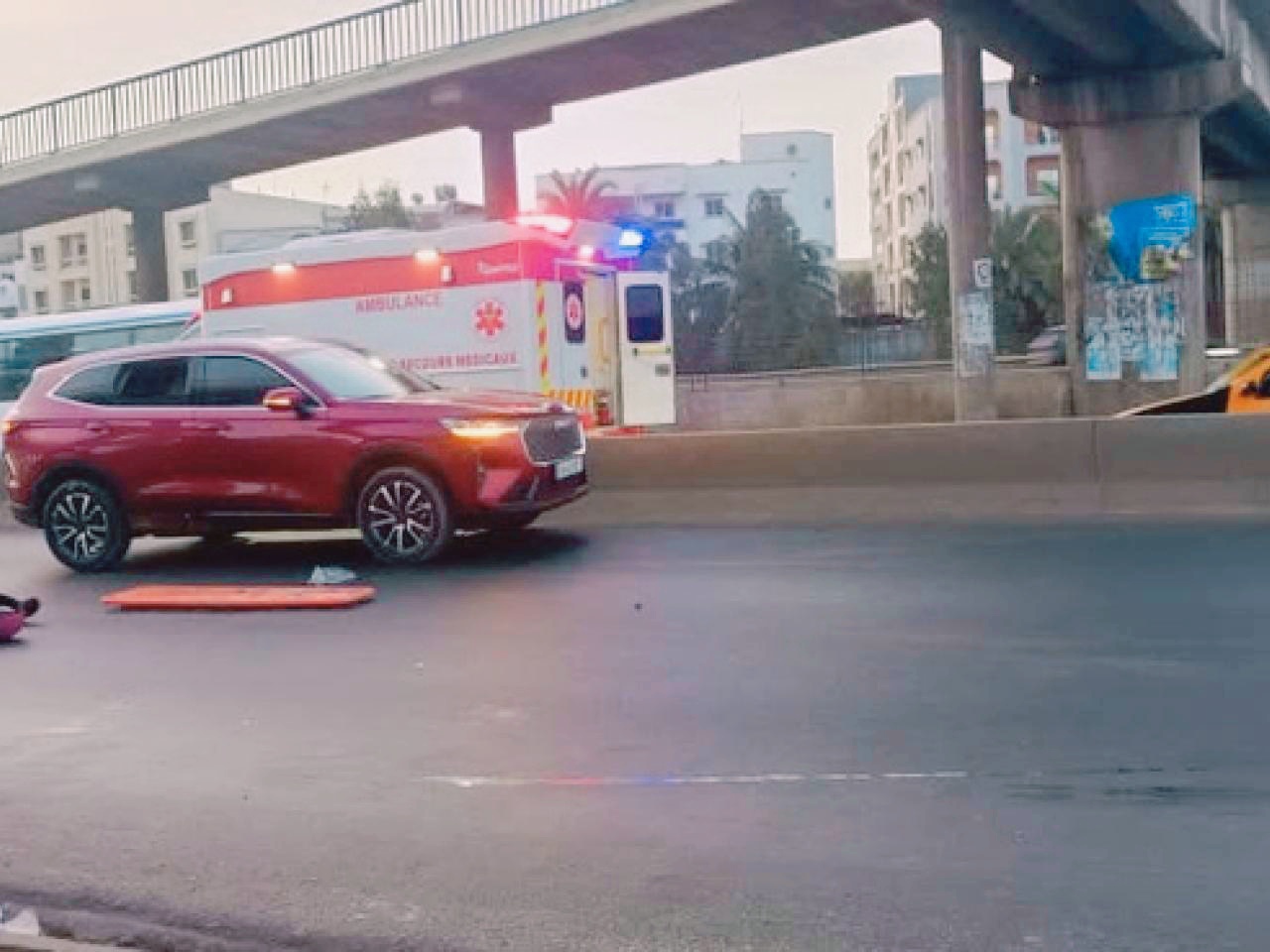 Accident mortel au croisement de Camberène : un motard tué dans une collision avec un 4×4 et un bus Tata