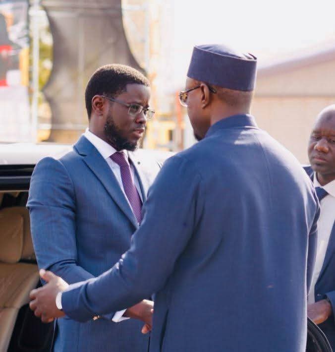 Fête de l&rsquo;Indépendance : Arrivée du Chef de l&rsquo;État en images, accueilli par le Premier ministre Ousmane Sonko et Bassirou Diomaye Faye