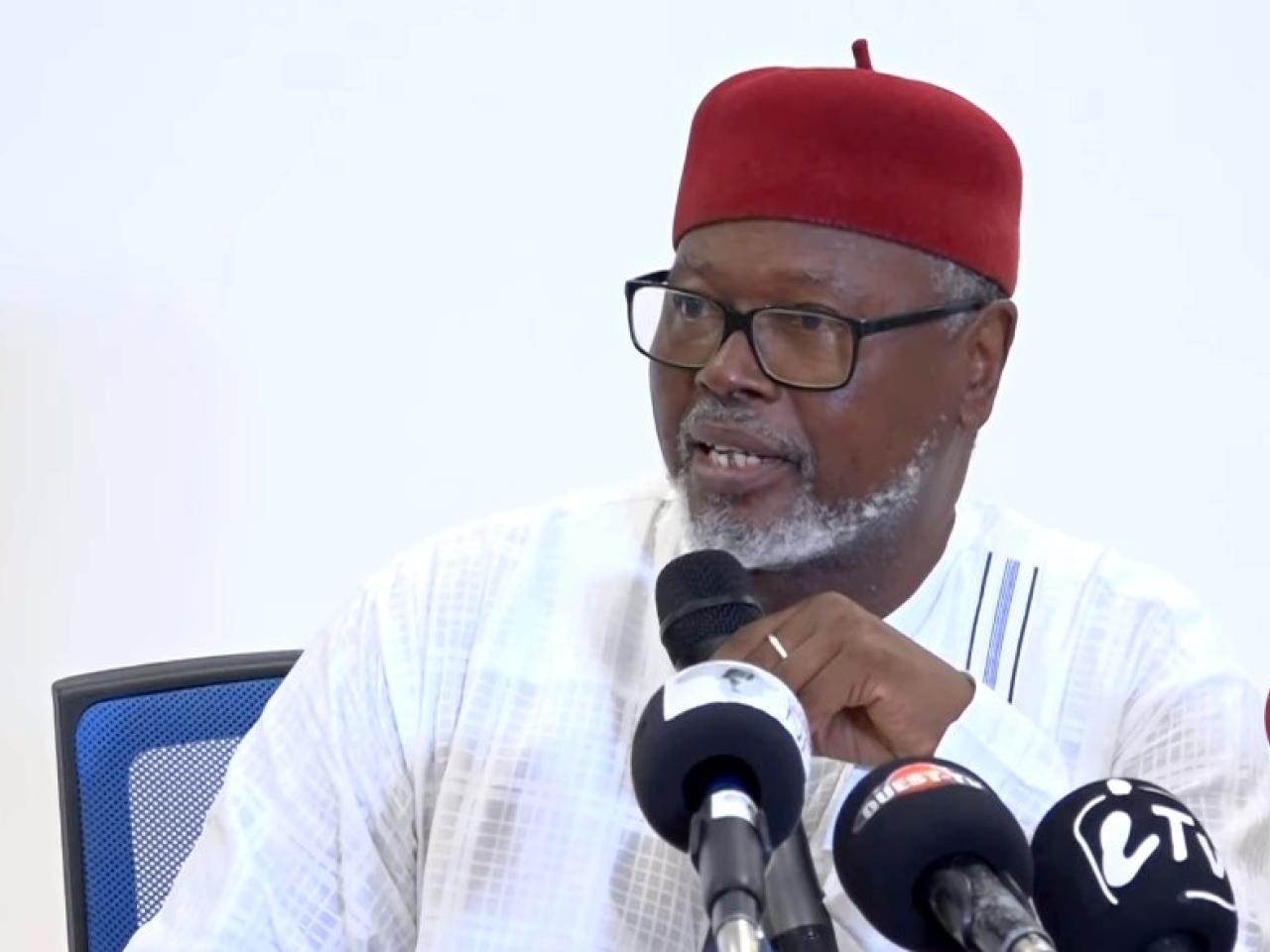 Suspension de 381 organes de presse au Sénégal : Alioune Tine dénonce une atteinte à la démocratie et appelle au dialogue