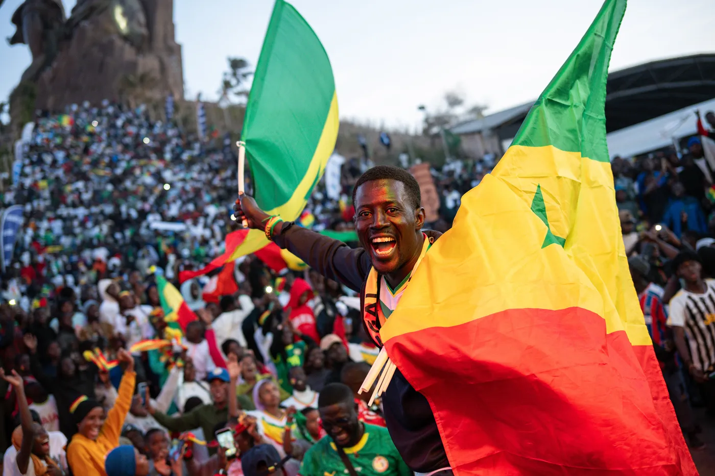 Fin de la douche froide pour les supporters africains. Alors que le spectre d&rsquo;une Coupe du Monde devant des tribunes à moitié vides d&rsquo;Africains planait sur les États-Unis, Washington vient d&rsquo;actionner le levier de l&rsquo;apaisement. Une décision qui sonne comme une victoire diplomatique avant même le coup d&rsquo;envoi du tournoi.